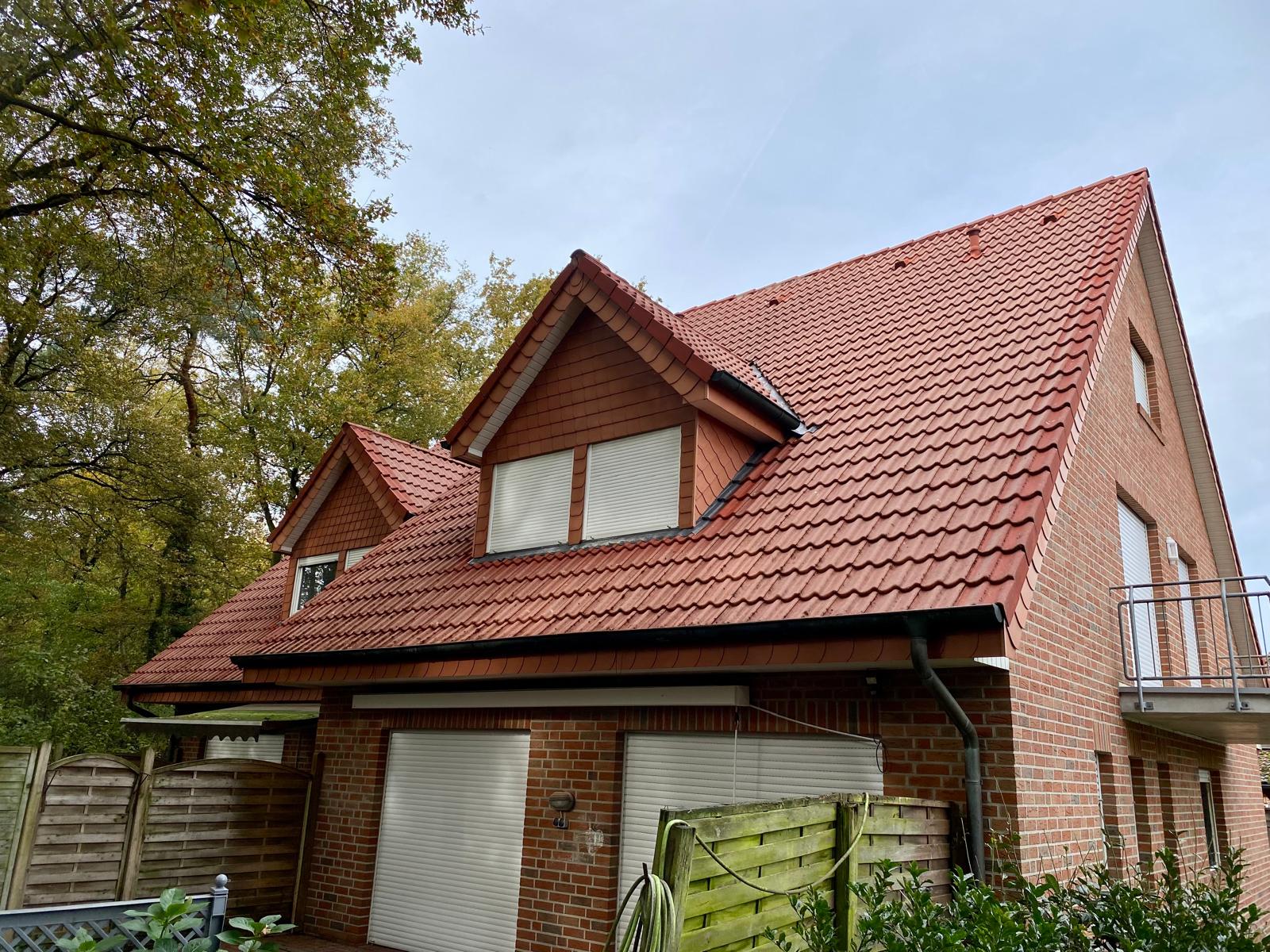 Nachher-Zustand: Die Dachfl&auml;che ist komplett sauber und strahlt wieder in der Originalfarbe.