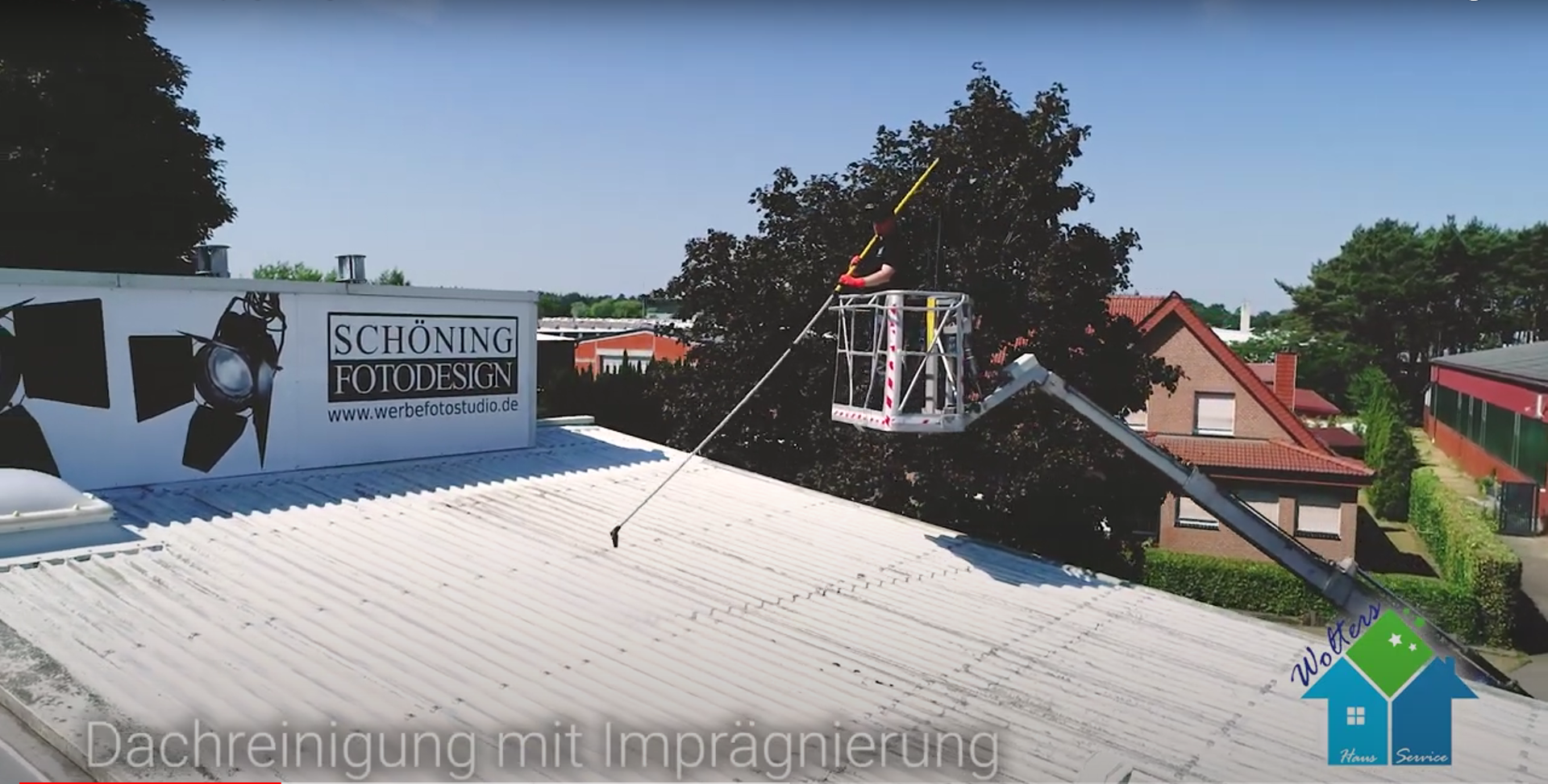 Arbeiten mit der Teleskop-Ausr&uuml;stung: Pr&auml;zise Reinigung ohne Risiko f&uuml;r die Dachpfannen.